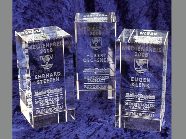 Drei Medienpreis-Glastrophäen graviert mit den jeweiligen Namen der Preisträger Eugen Klenk, Hubert Oechsner und Ehrhard Steffen 